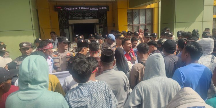 Ratusan Buruh Pekerja PT SSL Demo Kantor Bupati Dan DPRD Paluta, Minta Buka Polrtal Jalan Barakas