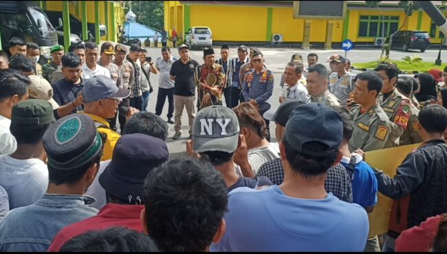 Unjuk Rasa Angkot, Wali Kota Sidempuan Ajak Rumuskan Bersama Fungsikan Terminal