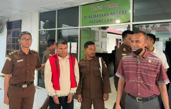 Gelapkan BUMDes, Kejari Palas Seret Kades Gunung Manaon Sosa Timur Jadi Tahanan