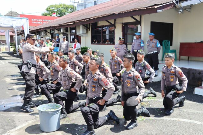 Polres Psp Sambut 25 Bintara Remaja Dengan Tradisi Siraman Bunga