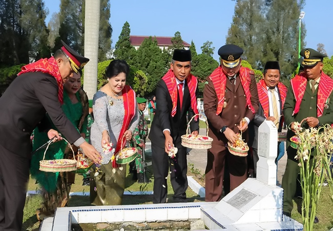 Hari Jadi Kabupaten Karo ke-77, Bupati dan Wakil Bupati Ziarah ke Makam Pahlawan