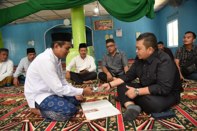 Bupati Tapsel Bayar Zakat Fitrah Keluarga di Masjid Al-Hasanah Desa Muaratais III