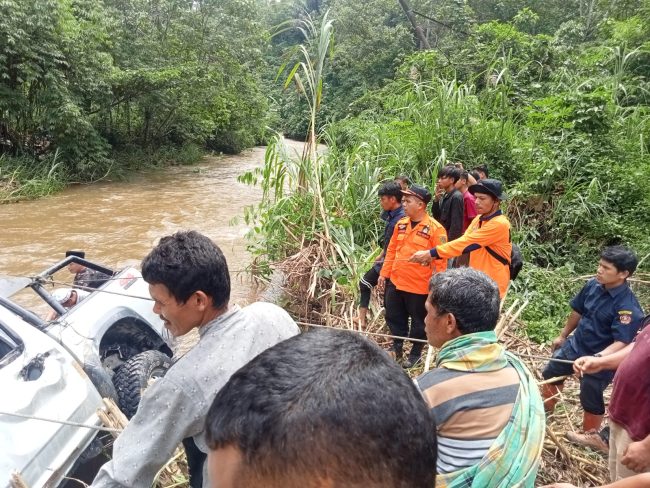 Mobil Minibus Hanyut Ditumpangi 14 Orang, 2 Diantaranya Hilang Sudah Ditemukan