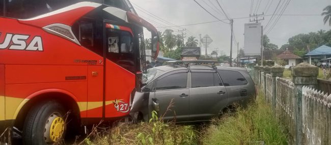 Arus Mudik Lebaran, Dua Unit Mobil Ringsek Akibat Laka Lantas Di Batang Angkola Tapsel