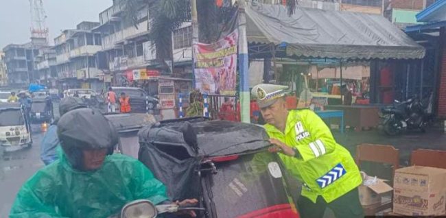 Kasat lantas Polres Psp Bersama Personel Bagikan Takjil Ke Pengendara dan Masyarakat