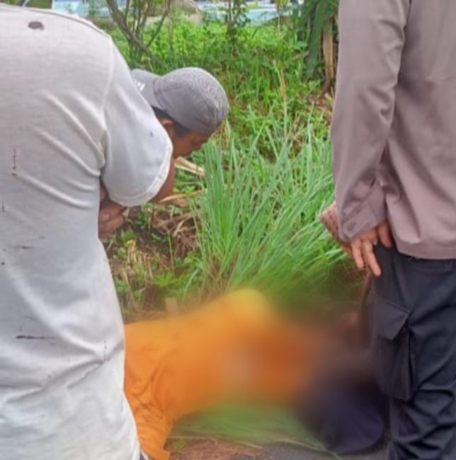 Sigap! Personel Polsek Hutaimbaru Sidempuan Bantu Korban Laka Lantas Tunggal