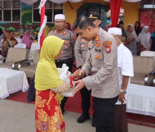 Nenek Warga Paluta Terharu Mendapatkan Bantuan Dari Kapolres Tapsel