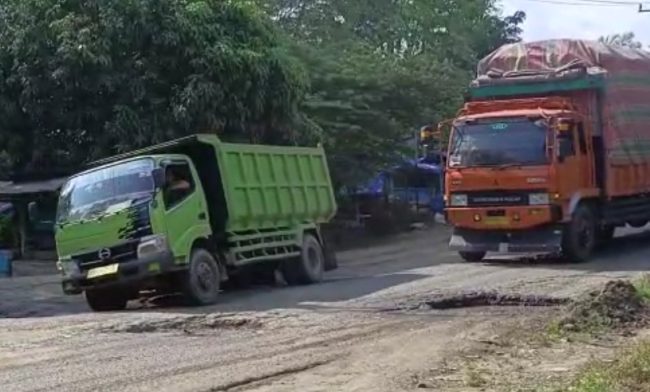 Waduh! Jalan By Pas Kota Padang Sidempuan Semakin Hancur dan Berlobang Berharap Diperbaiki