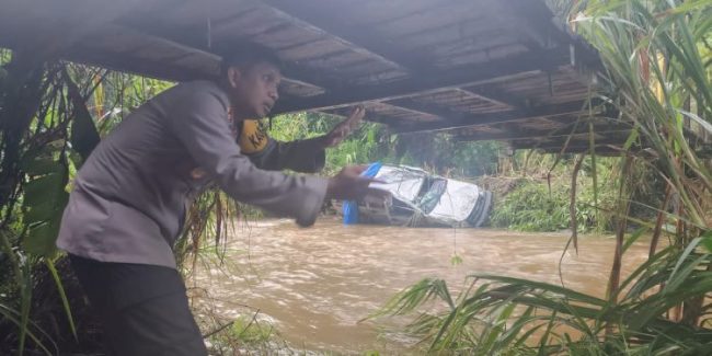 Update Mobil Pemudik Yang Hanyut Ditumpangi 14 Orang, 8 Meninggal dan 2 Selamat