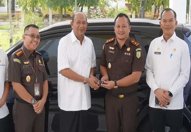 Syah Afandin Serahkan Satu Unit Mobil Operasional Untuk Kacabjari Pangkalan Berandan