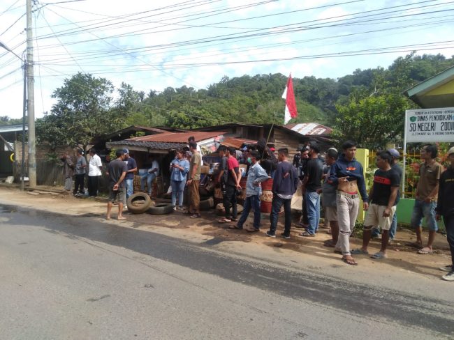 Masa Bakar Ban Blokir Jalan, PN Eksekusi Rumah Mantan Polisi Batal, Ahli 'Salah Alamat'
