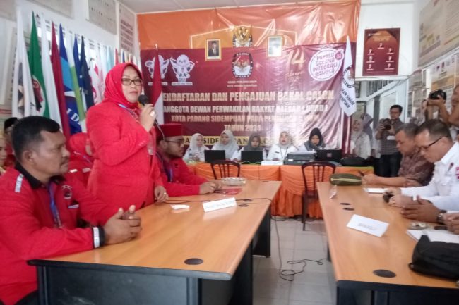 Target 30% Perempuan Duduk di Legislatif, DPC PDI Resmi Daftar Bacaleg Ke KPU Sidempuan