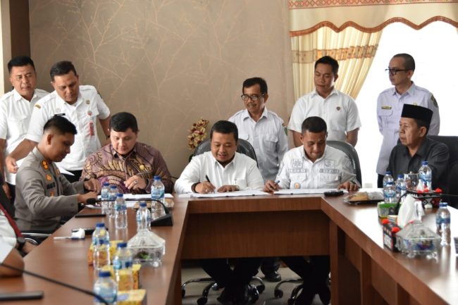 Penuhi Layanan Masyarakat, Bupati Tapsel dan Paluta Serta Ketua DPRD Tandatangani MoU