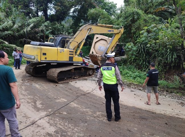 Cegah Kemacetan Personel Satlantas Evakuasi Truck Container di Desa Parsalakan Tapsel