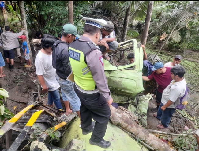 Truck CPO Terjun Ke Jurang Akibat Diduga Rem Blong, 1 Orang Penumpang Tewas, Supir Alami Luka