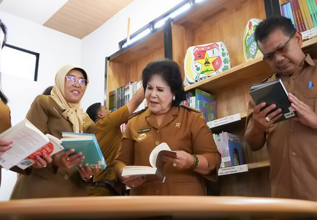 Bupati Karo Resmikan Pojok Baca Taman Kota Kabanjahe