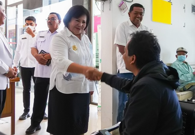 Hari Pertama Kerja Pasca Libur Lebaran, Bupati Karo Tinjau Layanan Kesehatan