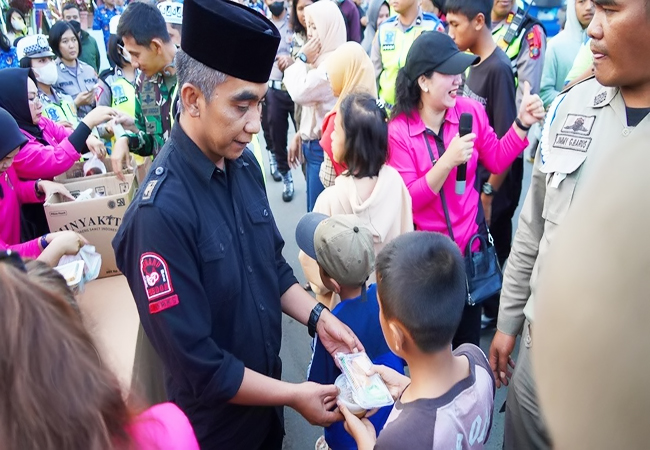 Wakil Bupati Karo Bersama Forkopimda Bagikan Takjil Gratis