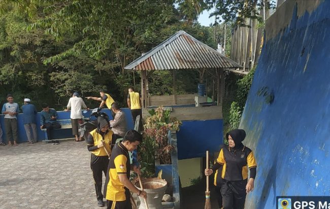 Polres Padangsidimpuan Sambut HUT Bhayangkara Ke-77 dengan Giat Baksos Bersihkan Rumah Ibadah