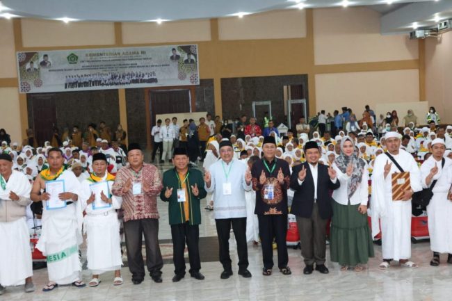 Bupati dan Ketua TP PKK Hadiri Pelepasan Keberangkatan JCH Tapsel