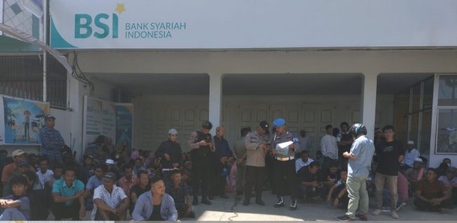 Foto: Massa warga Huta Raja Tapsel dari Koperasi Tondi Bersama menggelar aksi unjuk rasa di kantor BSI Kota Padangsidimpuan, Senin (19/6/23).