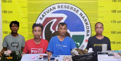 Foto: Keempat tersangka pengedar narkoba diamankan di Mako Polres Padangsidimpuan.