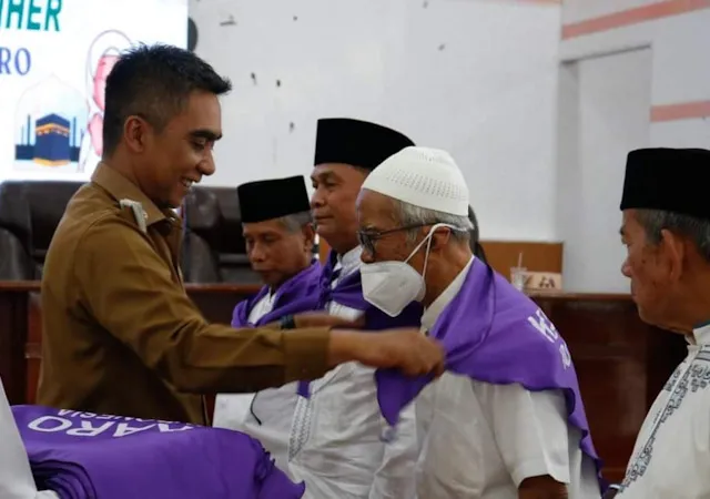 Wakil Bupati Karo Tepung Tawar Sekaligus Njunjungken Beras Piher Kepada Calon Jemaah Haji