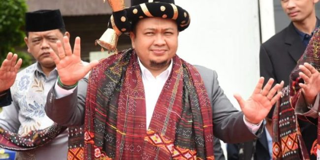 Bupati Tapsel, Dolly Pasaribu mengenakan pakaian adat Budaya Tapsel.