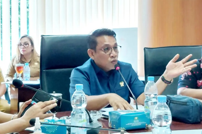 DPRD Medan Pertanyakan Papan Reklame Menjamur di Trotoar Jalan