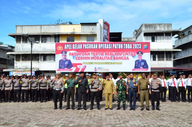 Wakil Wali Kota P.sidimpuan Hadiri Apel Gelar Pasukan Operasi Patuh Toba 2023 Apel Gelar Pasukan Operasi Patuh Toba 2023, di halaman bolak Padang Nadimpu, Senin (10/07/23).