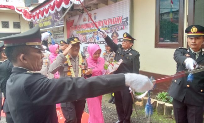 Tradisi Pedang Pora Sambut Kapolres P.sidimpuan Baru AKBP Dudung Setyawan