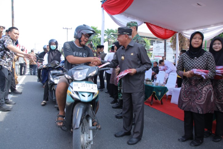 Bupati dan Forkopimda Asahan Bagi Bendera Merah Putih