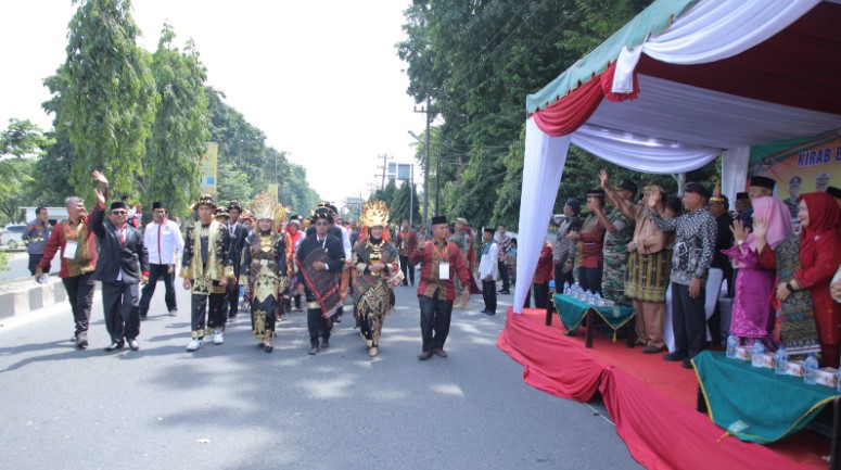 Bupati Asahan Lepas Parade Seni dan Budaya 14 Etnis