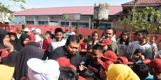 Meriahkan Gebyar Sekolah Sehat, Bupati Tapsel Lakukan Senam Pagi Bersama Para Siswa