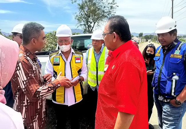 Wabup Karo Tinjau Jalan Simpang Tongkoh - Simpang Sinaman Kabupaten