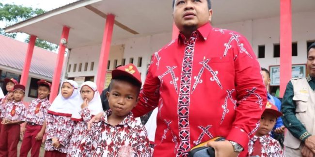 Bupati Dolly Pasaribu Kunjungi Anak-Anak Spesial di SDN Huta Tonga