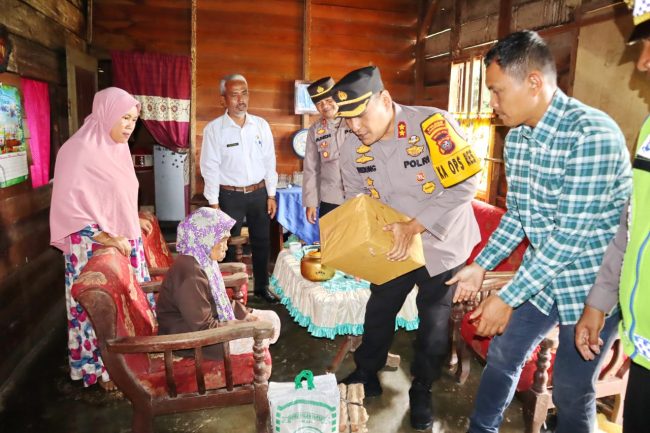 Peduli Terhadap Warga Tertimpa Longsor, Kapolres P.sidimpuan Langsung Beri Bantuan Sembako