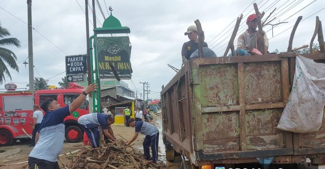 Terdampak Banjir, Puluhan Personel Polres P.sidimpuan Berjibaku Bersihkan Pemukiman Warga