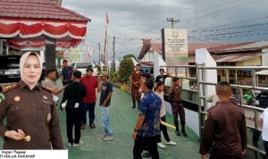 Foto: Kajari Tapsel, Siti Holija Harahap dengan background sejumlah mahasiswa dari PB. Paham Tabagsel berorasi di Kejari Tapsel, Jum'at (04/08/23).