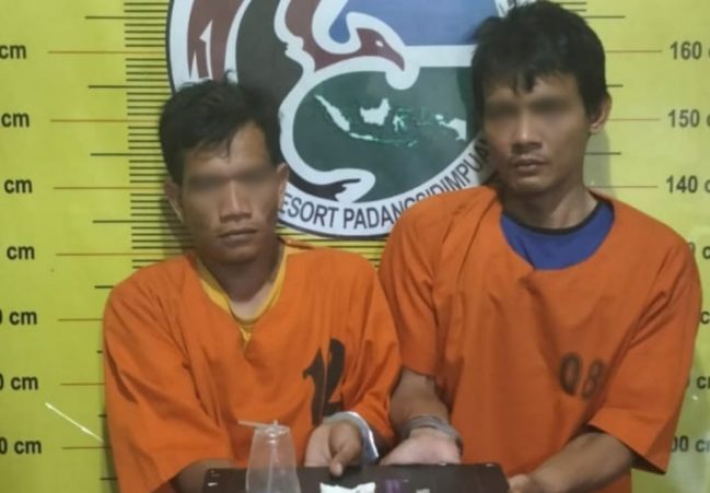 Foto: Kedua tersangka kasus narkoba berinisial IYL (33) alias Garong dan IB (29), warga Silayang-layang diamankan di Mako Polres Padangsidimpuan.