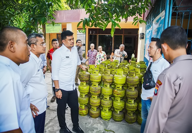 Dikeluhkan Langka Oleh Warga, Bobby Nasution Sidak Pangkalan Gas