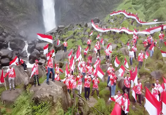 Bupati Asahan Kibarkan Bendera Merah Putih di Wisata Air Terjun Ponot