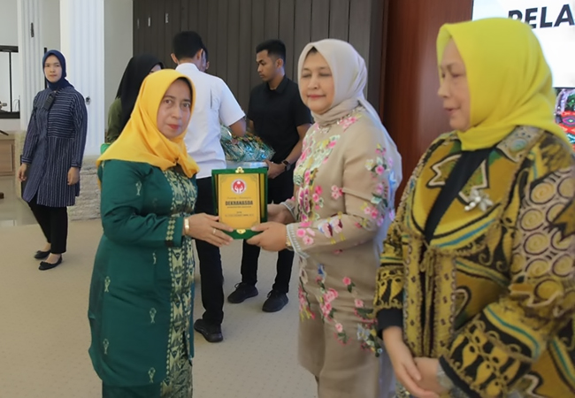 Ketua Dekranasda Sumut Buka Pelatihan Pembuatan Souvenir di Asahan