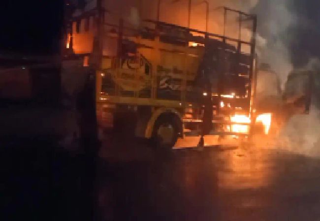 Mobil Truck Barang Expedisi Ludes Terbakar di By Pas P.sidimpuan