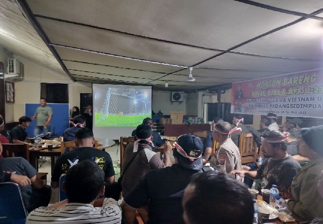 Foto: Kapolres Psp bersama wartawan dan jajaranya nonton bareng di salasaran Polres P.sidimpuan, Sabtu (26/08/23) malam.