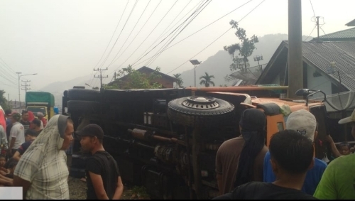 Akibat Melaju Kencang Saat Hujan, Truk Fuso Timpa Warung, 4 Terluka 1 Luka Berat