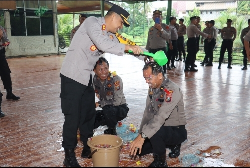 Kapolres Tapsel Beri Surprise Ke Personel yang Berulang Tahun