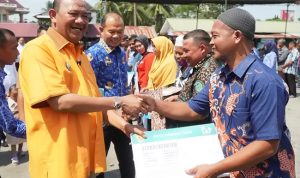 Syah Afandin Salurkan Bansos Langsung Kepada Penggali Kubur dan Bilal Mayit