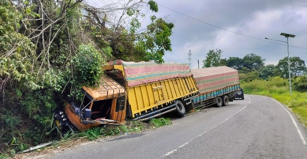 Diduga Rem Blong, 2 Truck Fuso Muatan Pupuk Tabrakan Beruntun di Jalan Turunan