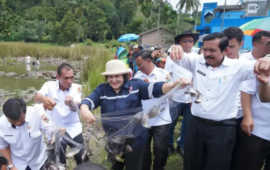 Bupati Karo Hadiri Panen Ikan (Mburtas Tambak) di Tambak Mbelang Desa Susuk